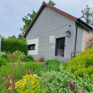 Photo d'un paisible cabinet de bien-être niché dans la nature, dédié aux soins reiki et massage bien-être, entouré de verdure et de tranquillité. Prés de Moulins.
