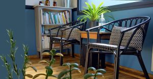 Photo de la salle d'attente prête à vous accueillir pour vos soins Reiki et massage bien-être près de Moulins.